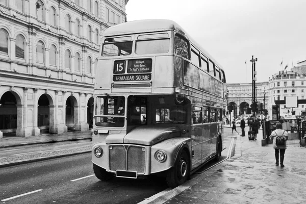 Vintage double decker bus in London — Stock Photo, Image