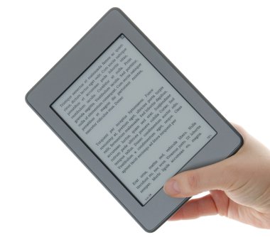 e-kitap okuyucu elinde tutan