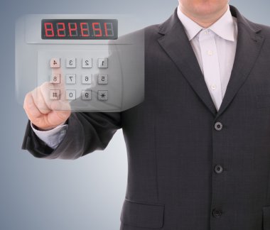 güvenli kodu girerek adam