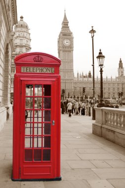 geleneksel kırmızı telefon kulübesinde Londra sepya arka planda büyük ben ile