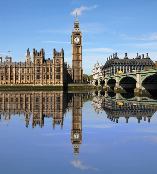 Londres, reflejo en el río . — Foto de Stock