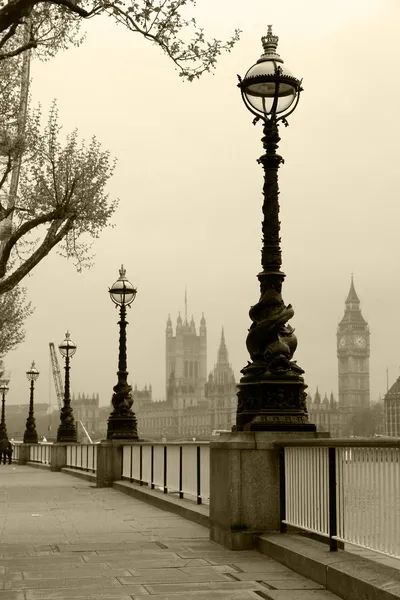 Big Ben & Chambres du Parlement, vue dans le brouillard — Photo