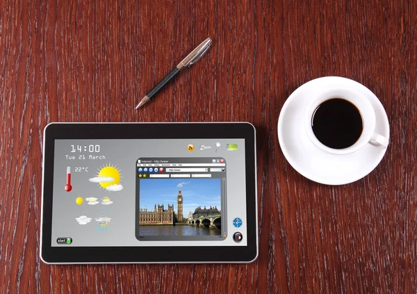 Tablette, café et stylo sur le bureau — Photo