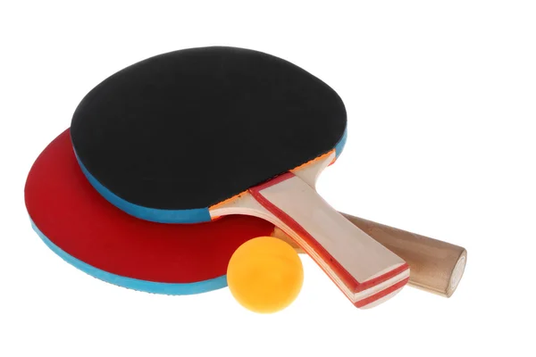 Raquettes de ping-pong et ballon sur fond blanc — Photo