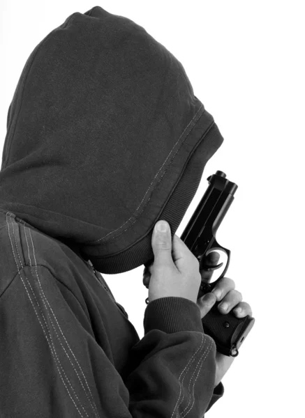 Підліток у капюшоні з пістолетом, чорно-білий тон . — стокове фото