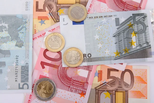 Billetes en euros con monedas, antecedentes financieros — Foto de Stock
