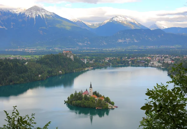 Lago Bled con isla, castillo y montañas en el fondo, Eslovenia, Europa — Foto de Stock