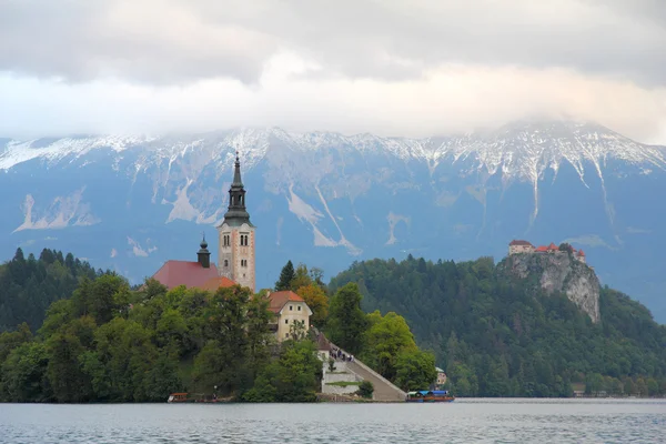 See mit Insel, Burg und Bergen im Hintergrund, Slowenien, Europa — Stockfoto