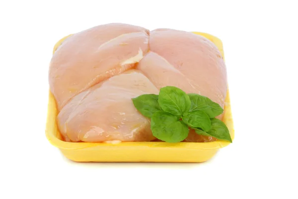 Mięso z kurczaka surowego na plastikowej tacce żółty — Zdjęcie stockowe