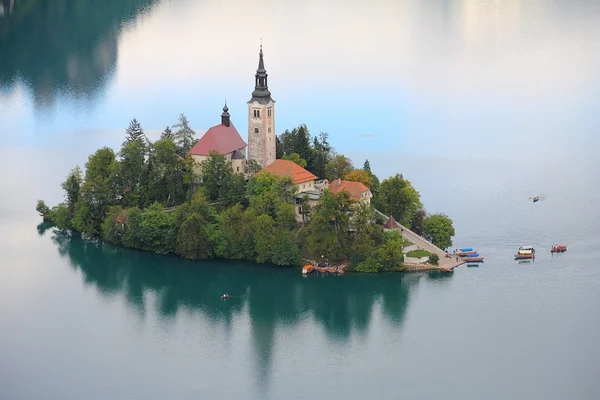 Lac de Bled avec île, château et montagnes en arrière-plan, Slovénie, Europe — Photo