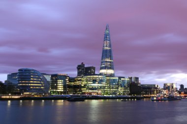 akşam, panoramik manzaraya New london city.