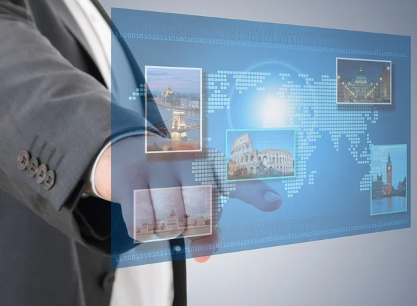 Uomo d'affari in cerca di informazioni turistiche utilizzando l'interfaccia touch futuristica — Foto Stock