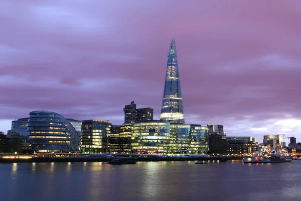 New london stad op de avond, panoramisch uitzicht. — Stockfoto