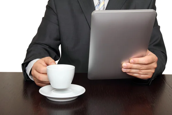 Empresario leyendo noticias sobre tabletas y tomando café — Foto de Stock