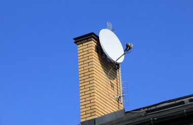 TV uydu çanağı baca üzerinde.