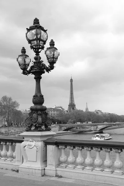Farol de calle en el Puente Alexandre III con Torre Eiffel en —  Fotos de Stock