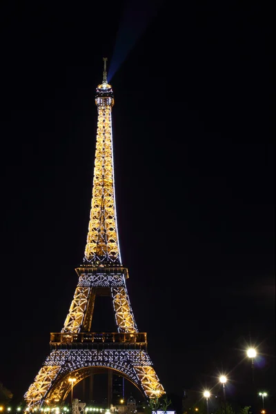 巴黎的埃菲尔铁塔的光性能 — 图库照片
