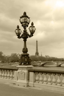 Eyfel Kulesi Tour Eiffel, paris, Fransa, Sepya resim ile alexandre III Köprüsü'nde sokak fener.