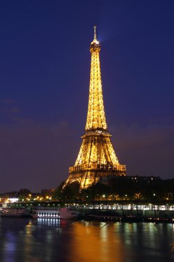 Paris. Eyfel Kulesi ile gece ışık.