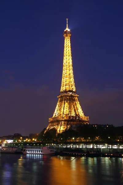 巴黎。埃菲尔铁塔灯火通明、 夜. — 图库照片