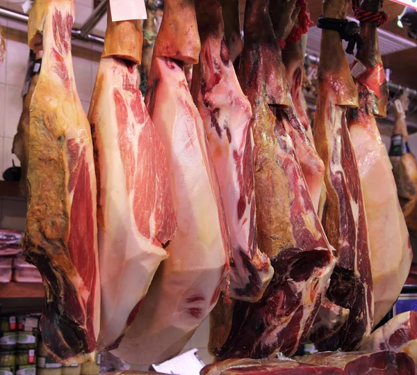 Mercado de jamón preparado en España . — Foto de Stock