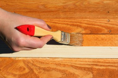 ahşap üzerine fırça ile el