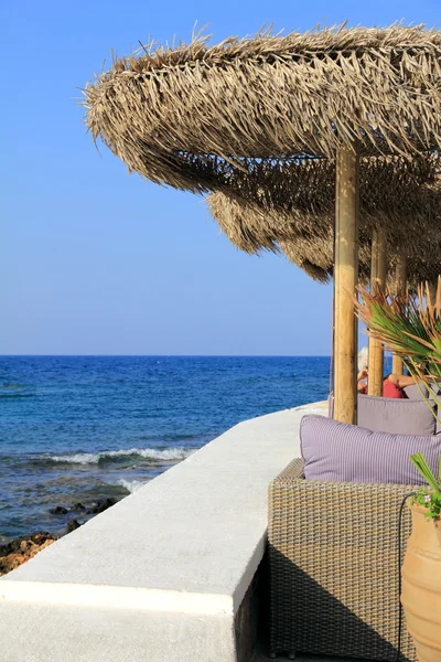 Outdoor restaurant at the beach, with .view on open sea, Crete — Stock Photo, Image