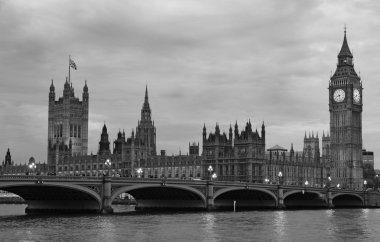 Londra'da big ben ile Westminster Köprüsü