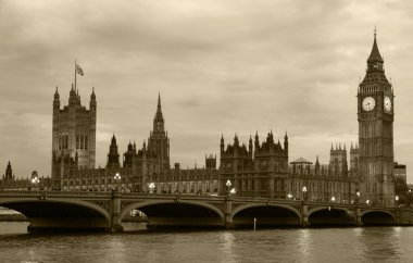 Londra'da big ben ile Westminster Köprüsü