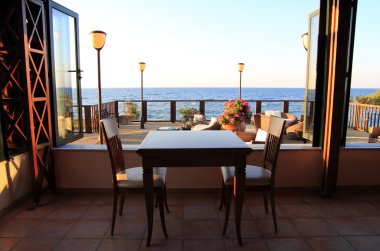 Deniz Manzaralı restoranda boş bir tablo