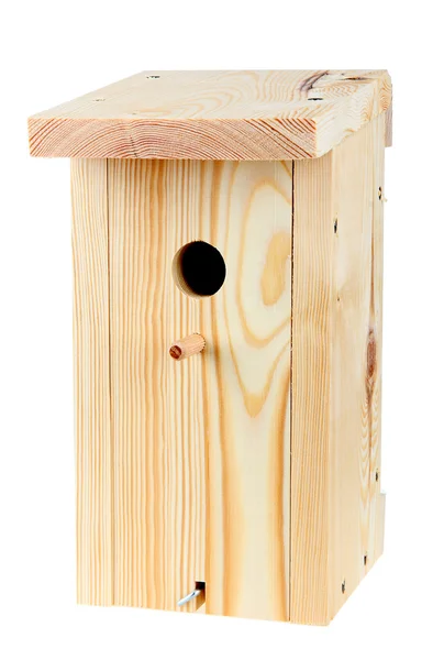 Casa de pássaros de madeira isolada sobre branco — Fotografia de Stock