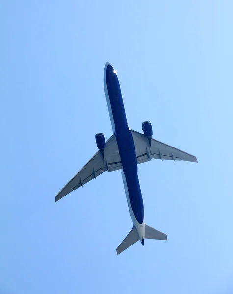 Plan på en bakgrund av himlen — Stockfoto