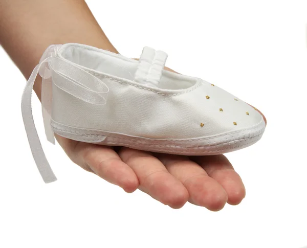 Schuh für Säugling an Frauenhand, Studio-Shooting — Stockfoto