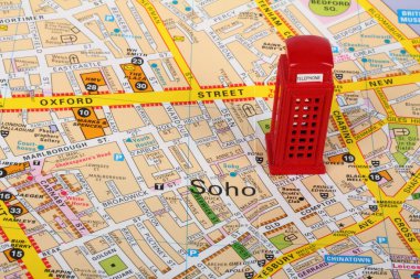 Londra bir harita üzerine kırmızı telefon kulübesi küçük model