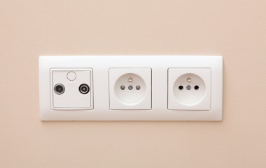 Duvardaki beyaz elektrik prizine.