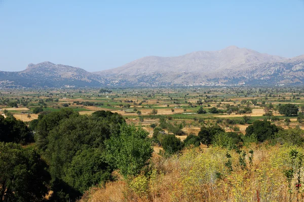 Grekisk landskap med ängsmark, berg och blå himmel. — Stockfoto