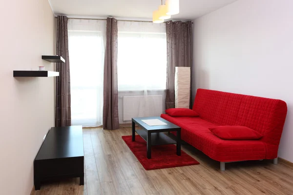 Chambre avec canapé rouge — Photo