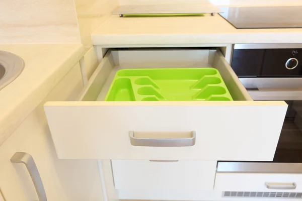 Пустой зеленый пластиковый поднос для столовых приборов в кухонном ящике — стоковое фото