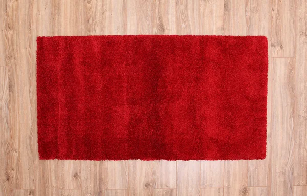 Tapis rouge sur un parquet dans un salon — Photo