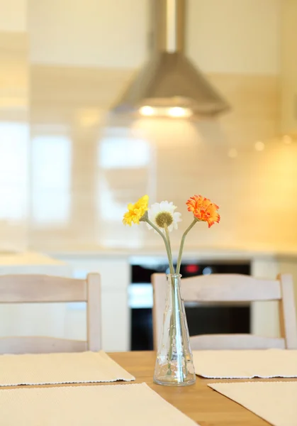 Casa interior, gran cocina moderna, mesa de comedor — Foto de Stock