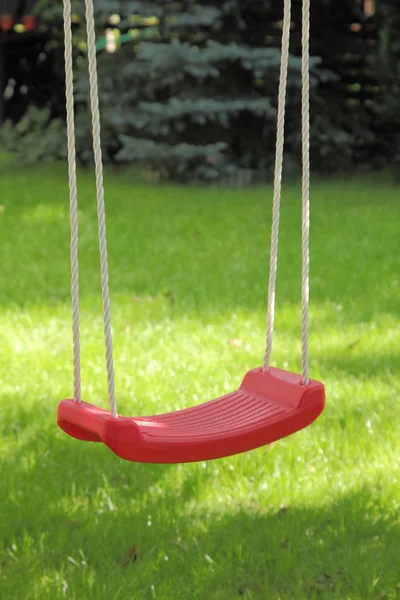Garden swing hanging on tree. — Stock Photo, Image