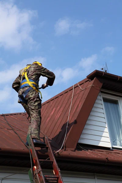 Trabajador de la construcción en un techo — Foto de Stock