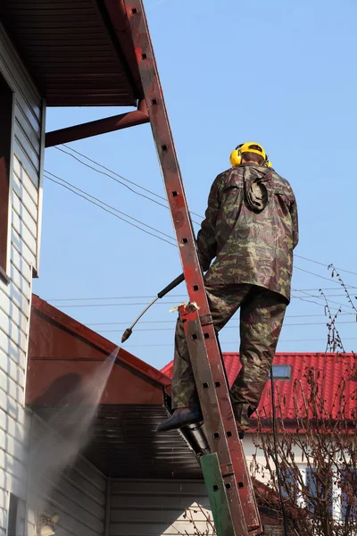 Limpeza profissional do telhado, método de pressão — Fotografia de Stock
