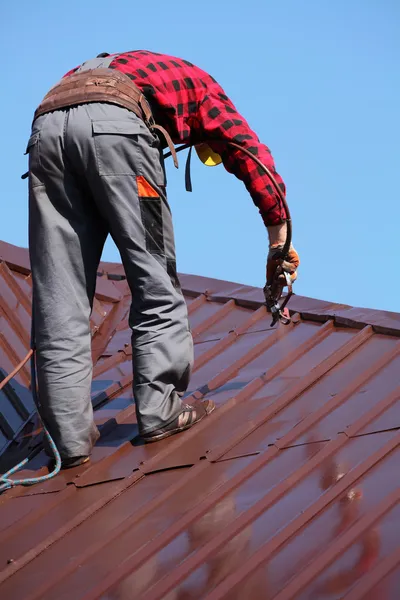 Roofer builder worker on roof — Stock Photo, Image