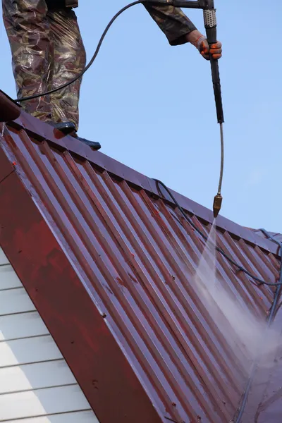 Professional roof washing. — Stock Photo, Image