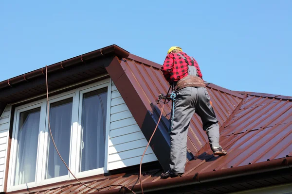 Tetőfedő builder munkavállaló porlasztó festékszórás fémlemez tető — Stock Fotó