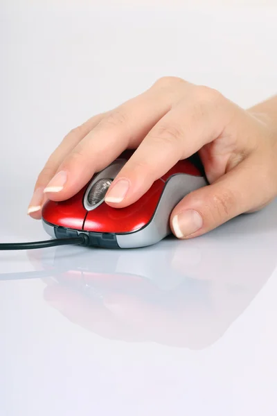 Mouse de computador e mão de mulher — Fotografia de Stock