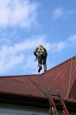 İnşaat işçisi bir çatı üzerinde