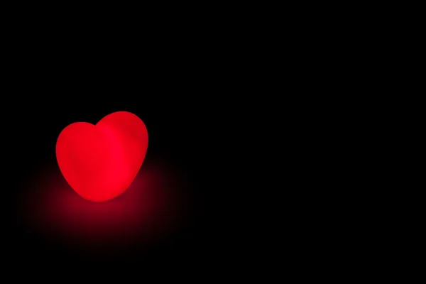 Cuore amore incandescente su sfondo nero — Foto Stock