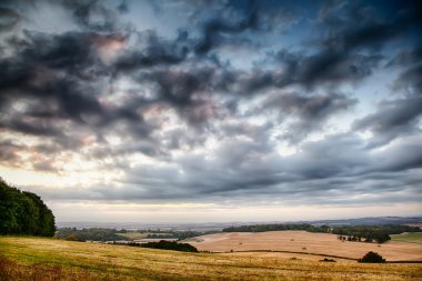 İngilizce peyzaj üzerinde dramatik bulut